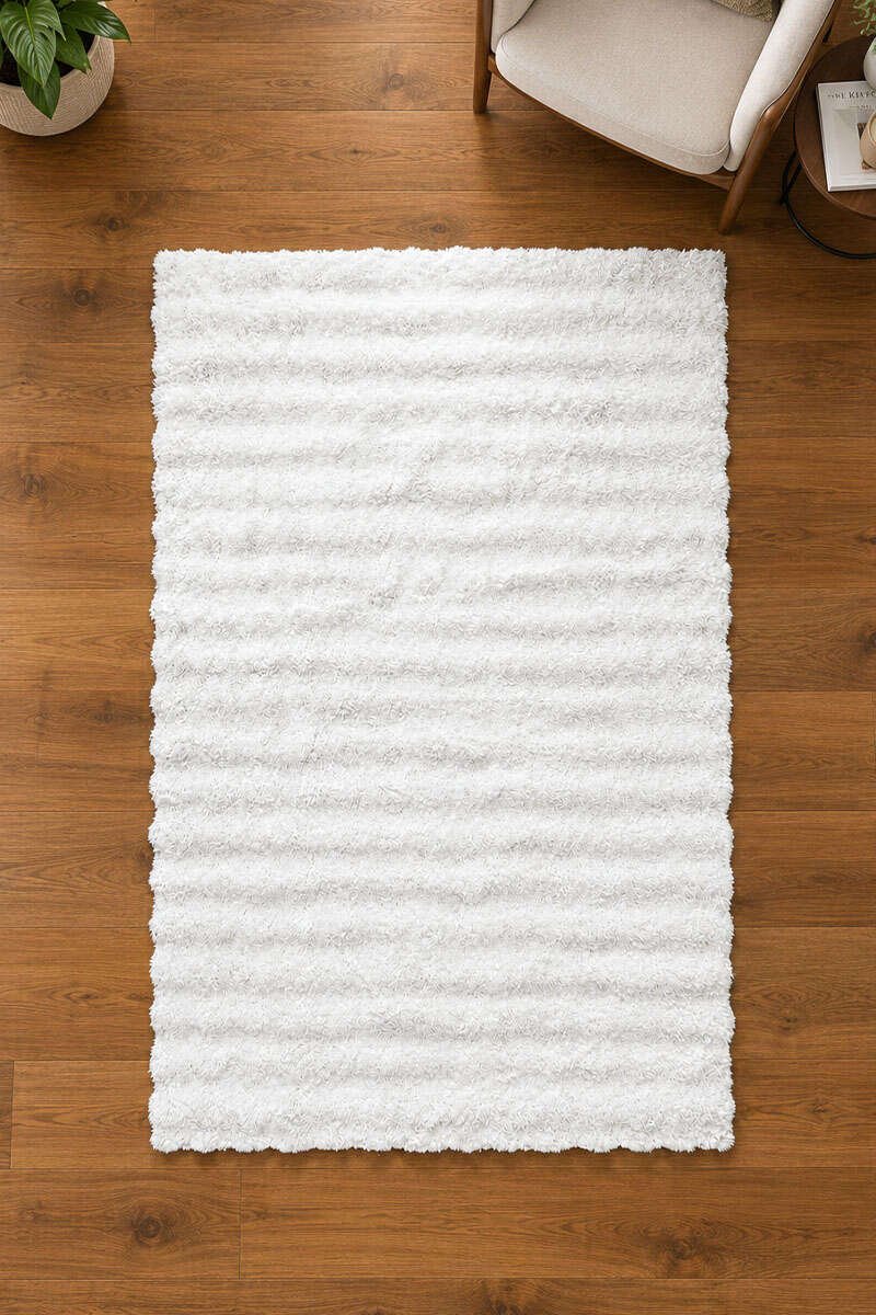 White Shaggy Rug 3x5ft a White fluffy shaggy rug for modern bedroom and living room décor